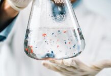 Microplásticos están presentes en bebidas que consumimos