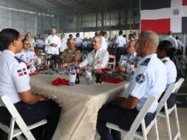 Presidente almuerza con soldados de la Armada y Fuerza Aérea