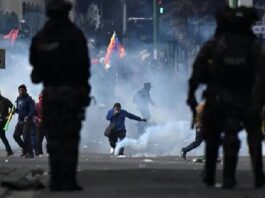 Manifestantes y policías en Bolivia