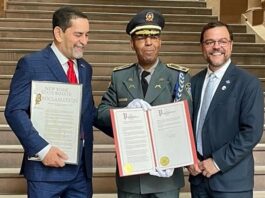 Oficial dominicano se convierte en modelo de servicio en Nueva York