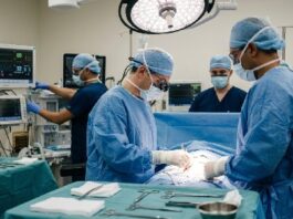 Médico casi provoca muerte de paciente en cirugía