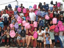 Regidor Yovany Moya entrega de útiles escolares a niños